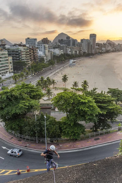 Jovem Adulto Escalando Uma Bela Paisagem Sobre Praia Leblon Durante — Fotografia de Stock