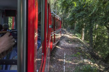 Tramvay Morro üzerinde Cristo Redentor (Kurtarıcı İsa) giderken yağmur ormanlarında görünümünden yapmak Corcovado (Corcovado Dağı), Rio de Janeiro, Brezilya