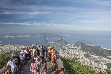 Cristo Redentor (Kurtarıcı İsa) dan güzel manzara Morro üzerinde zevk turist Corcovado (Corcovado Dağı), Rio de Janeiro, Brezilya mı