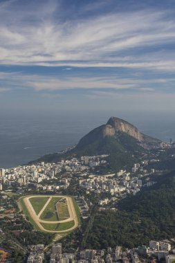 Güzel manzara Cristo Redentor (Kurtarıcı İsa) Morro üzerinde görülen Jokey Kulübü ile yapmak Corcovado (Corcovado Dağı), Rio de Janeiro, Brezilya