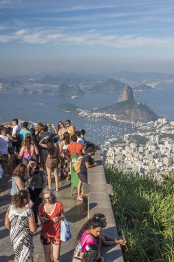 Cristo Redentor (Kurtarıcı İsa) dan güzel manzara Morro üzerinde zevk turist Corcovado (Corcovado Dağı), Rio de Janeiro, Brezilya mı