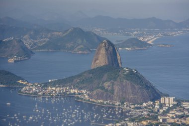 Cristo Redentor (Kurtarıcı İsa) Morro gördüm güzel manzara Pao de Acucar (Sugar Loaf Dağı) ile yapmak Corcovado (Corcovado Dağı), Rio de Janeiro, Brezilya