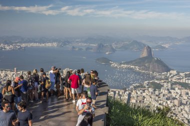 Cristo Redentor (Kurtarıcı İsa) dan güzel manzara Morro üzerinde zevk turist Corcovado (Corcovado Dağı), Rio de Janeiro, Brezilya mı