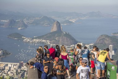 Cristo Redentor (Kurtarıcı İsa) dan güzel manzara Morro üzerinde zevk turist Corcovado (Corcovado Dağı), Rio de Janeiro, Brezilya mı