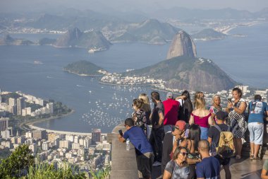 Cristo Redentor (Kurtarıcı İsa) dan güzel manzara Morro üzerinde zevk turist Corcovado (Corcovado Dağı), Rio de Janeiro, Brezilya mı