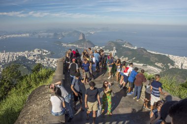 Cristo Redentor (Kurtarıcı İsa) dan güzel manzara Morro üzerinde zevk turist Corcovado (Corcovado Dağı), Rio de Janeiro, Brezilya mı