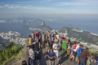 Cristo Redentor (Kurtarıcı İsa) dan güzel manzara Morro üzerinde zevk turist Corcovado (Corcovado Dağı), Rio de Janeiro, Brezilya mı