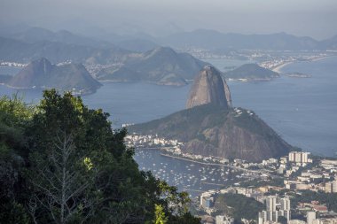 Cristo Redentor (Kurtarıcı İsa) Morro gördüm güzel manzara Pao de Acucar (Sugar Loaf Dağı) ile yapmak Corcovado (Corcovado Dağı), Rio de Janeiro, Brezilya