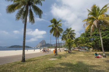 Güzel yatay, palmiye ağaçları eğlence alanında Aterro Flamengo yap, Sugar Loaf Dağı arkasında, Rio de Janeiro, Brezilya için görüntüleyin