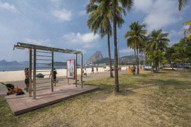 Güzel manzara ile palmiye ağaçları ve genel spor salonu ekipman eğlence alanında Aterro Flamengo yap, Sugar Loaf Dağı arkasında, Rio de Janeiro, Brezilya için görüntüleyin