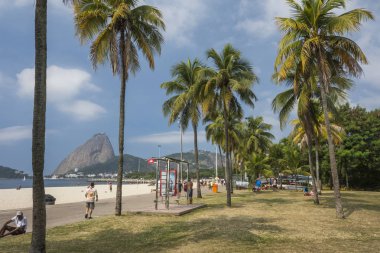 Güzel yatay, palmiye ağaçları eğlence alanında Aterro Flamengo yap, Sugar Loaf Dağı arkasında, Rio de Janeiro, Brezilya için görüntüleyin