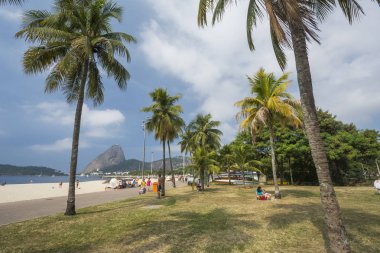 Güzel yatay, palmiye ağaçları eğlence alanında Aterro Flamengo yap, Sugar Loaf Dağı arkasında, Rio de Janeiro, Brezilya için görüntüleyin