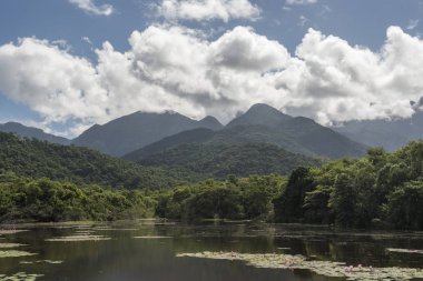 Dağlar ve vahşi doğal manzara, Rio de Janeiro yakınlarına Guapiacu, Brezilya kırsal kesimde Atlantik Rainforest ekolojik rezerv ile güzel göl