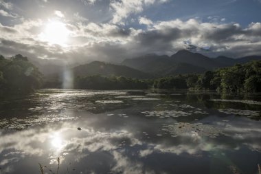 Dağlar ve vahşi doğal manzara, Rio de Janeiro yakınlarına Guapiacu, Brezilya kırsal kesimde Atlantik Rainforest ekolojik rezerv ile güzel göl