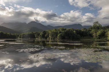 Dağlar ve vahşi doğal manzara, Rio de Janeiro yakınlarına Guapiacu, Brezilya kırsal kesimde Atlantik Rainforest ekolojik rezerv ile güzel göl