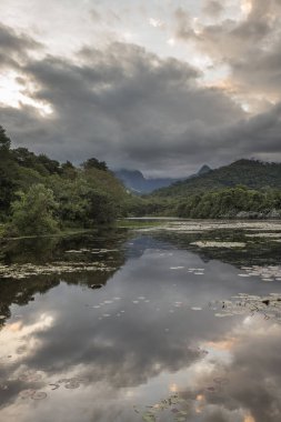 Dağlar ve vahşi doğal manzara, Rio de Janeiro yakınlarına Guapiacu, Brezilya kırsal kesimde Atlantik Rainforest ekolojik rezerv ile güzel göl