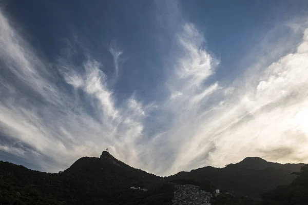 Закатный Пейзаж Видом Христа Искупителя Силуэт Горы Корковадо Красивыми Облаками — стоковое фото