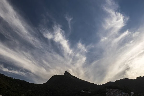 日没の風景ビュー キリストを救い主とコルコバード山のシルエット美しい雲 ジャネイロ ブラジル — ストック写真