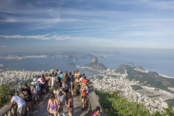 Turistas Disfrutando Hermoso Paisaje Desde Cristo Redentor Cristo Redentor Hasta — Foto de Stock