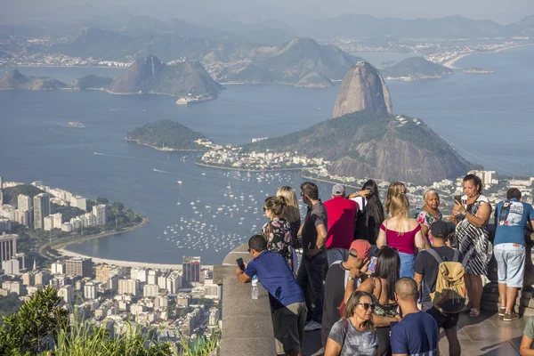 Turistas Disfrutando Hermoso Paisaje Desde Cristo Redentor Cristo Redentor Hasta — Foto de Stock