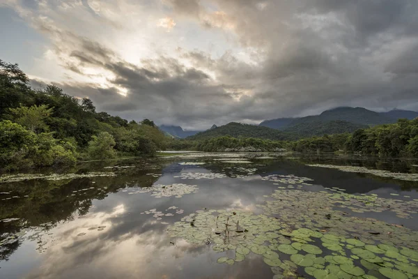 Hermoso Lago Con Montañas Paisaje Natural Salvaje Reserva Ecológica Selva — Foto de Stock