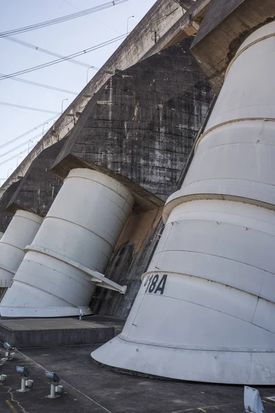 Itaipu Binacional 발전소 포즈의 포스트이 브라질 — 스톡 사진