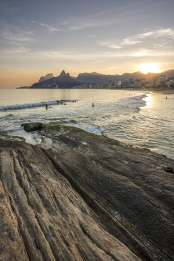 Atlantik Okyanusu ve Ipanema Plajı, Rio de Janeiro, Brezilya görülen Dağları güzel günbatımı manzara