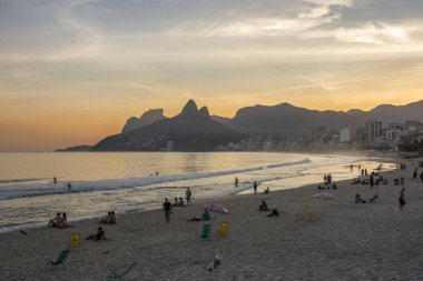 Atlantik Okyanusu ve Ipanema Plajı, Rio de Janeiro, Brezilya görülen Dağları güzel günbatımı manzara