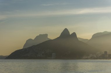 Atlantik Okyanusu ve Ipanema Plajı, Rio de Janeiro, Brezilya görülen Dağları güzel günbatımı manzara