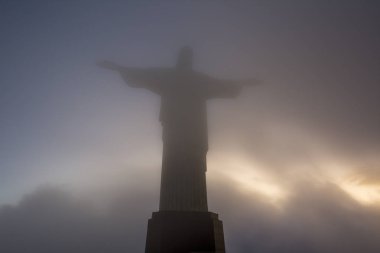 Morro üzerinde bulutlar üzerinde sarılmış Cristo Redentor (Kurtarıcı İsa) heykelinin güzel manzara mı Corcovado (Corcovado Dağı), Rio de Janeiro, Brezilya
