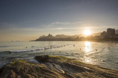 Atlantik Okyanusu ve Ipanema Plajı, Rio de Janeiro, Brezilya görülen Dağları güzel günbatımı manzara