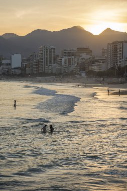 Atlantik Okyanusu ve Ipanema Plajı, Rio de Janeiro, Brezilya görülen Dağları güzel günbatımı manzara