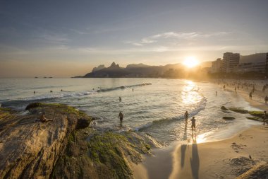 Atlantik Okyanusu ve Ipanema Plajı, Rio de Janeiro, Brezilya görülen Dağları güzel günbatımı manzara