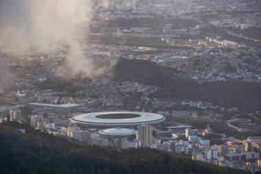 Güzel manzara Cristo Redentor (Kurtarıcı İsa) Morro üzerinde görülen yapmak Corcovado (Corcovado Dağı) için Maracana Stadyumu bulutların altında Rio de Janeiro, Brezilya