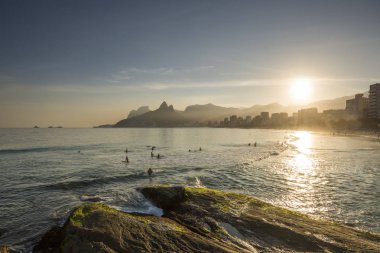Atlantik Okyanusu ve Ipanema Plajı, Rio de Janeiro, Brezilya görülen Dağları güzel günbatımı manzara