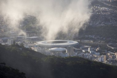 Güzel manzara Cristo Redentor (Kurtarıcı İsa) Morro üzerinde görülen yapmak Corcovado (Corcovado Dağı) için Maracana Stadyumu bulutların altında Rio de Janeiro, Brezilya