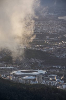 Güzel manzara Cristo Redentor (Kurtarıcı İsa) Morro üzerinde görülen yapmak Corcovado (Corcovado Dağı) için Maracana Stadyumu bulutların altında Rio de Janeiro, Brezilya