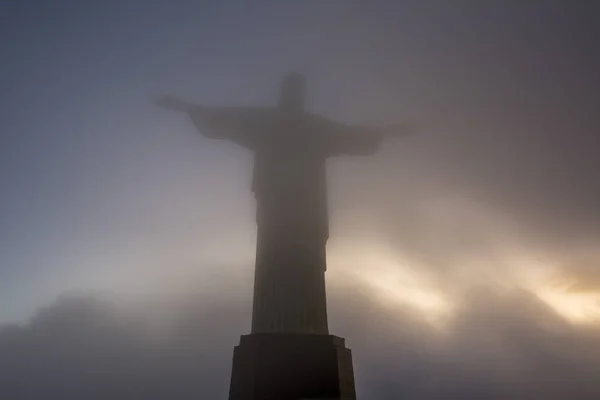 Piękny Krajobraz Posągu Cristo Redentor Chrystusa Zbawiciela Opakowane Chmurach Morro — Zdjęcie stockowe