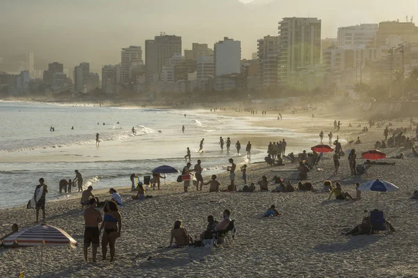 Bela Paisagem Pôr Sol Das Pessoas Que Tomam Banho Oceano — Fotografia de Stock