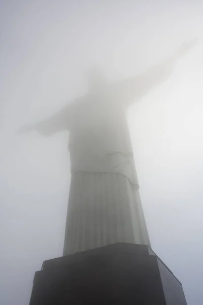 Piękny Krajobraz Posągu Cristo Redentor Chrystusa Zbawiciela Mgliste Popołudnie Się — Zdjęcie stockowe