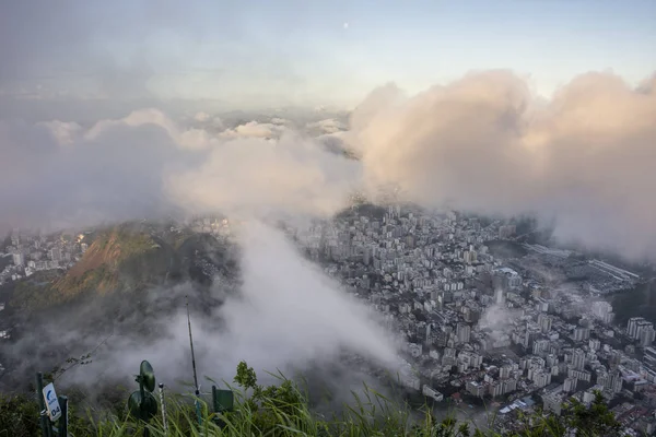美しい風景をモロにクリスト Redentor コルコバードのキリスト像 から見た雲の下で都市にはコルコバード コルコバード山 ジャネイロ ブラジル — ストック写真