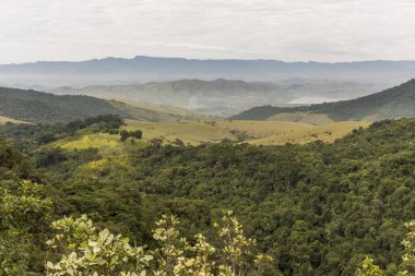 Itatiaia Milli Parkı'ndan Vale için gördüm güzel Atlantik Rainforest manzara mı Paraiba, Serra da Mantiqueira, Rio de Janeiro, Brezilya