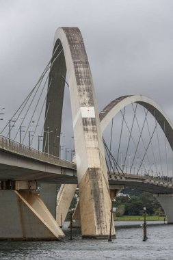 Brasilia, Federal bölge, sermaye Brezilya şehir bulutlu bir sabahı modern mimari Jk köprüden Paranoa Gölü