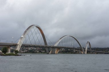 Brasilia, Federal bölge, sermaye Brezilya şehir bulutlu bir sabahı modern mimari Jk köprüden Paranoa Gölü