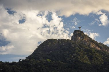 İsa'nın kurtarıcı heykel ve Corcovado M üzerinde güzel bulutlar