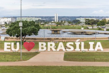 'I Love Brasilia' dev harflerle Regi Marx bahçeleri, merkezi Brasilia, Federal bölge, Brezilya'nın başkenti şehir üzerinde