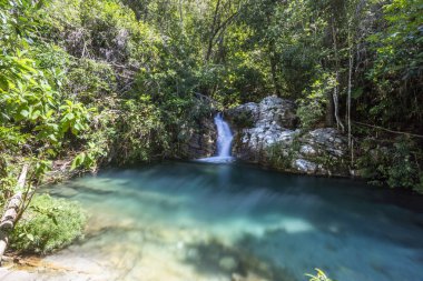 Doğa, çevre Cavalcante, Chapada dos Veadeiros, Goias, merkezi Brezilya berrak mavi su ile güzel Santa Barbara şelale