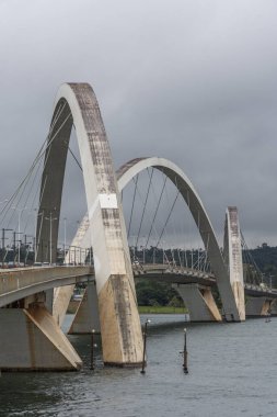 Brasilia, Federal bölge, sermaye Brezilya şehir bulutlu bir sabahı modern mimari Jk köprüden Paranoa Gölü