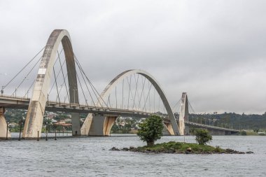 Brasilia, Federal bölge, sermaye Brezilya şehir bulutlu bir sabahı modern mimari Jk köprüden Paranoa Gölü