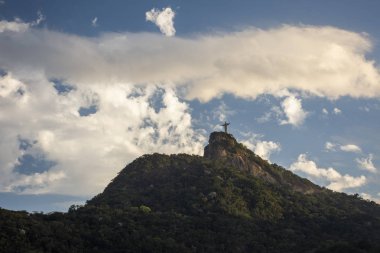 İsa'nın kurtarıcı heykel ve Corcovado M üzerinde güzel bulutlar